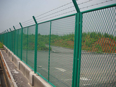 如何選擇公路護(hù)欄網(wǎng)？ 